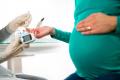ما هو قلة السائل السلوي أثناء الحمل ، وأسبابه ، وما هو خطير على الجنين والأم